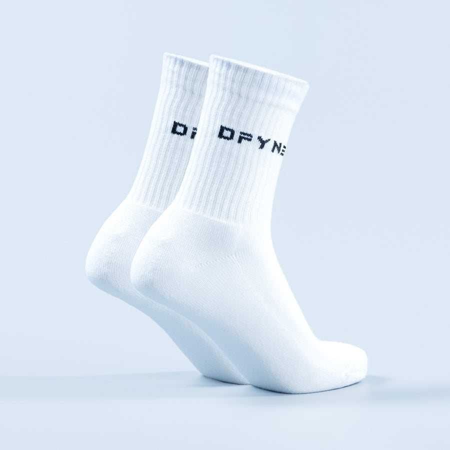 Pair of white crew socks with DP logo, ribbed knit and cushioned heel