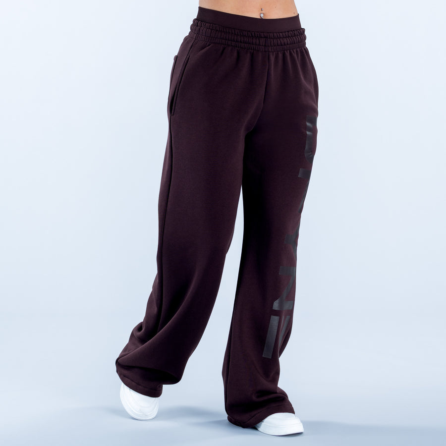 Wide-leg jogger pants in dark plum, elastic waistband, side logo print and long relaxed fit